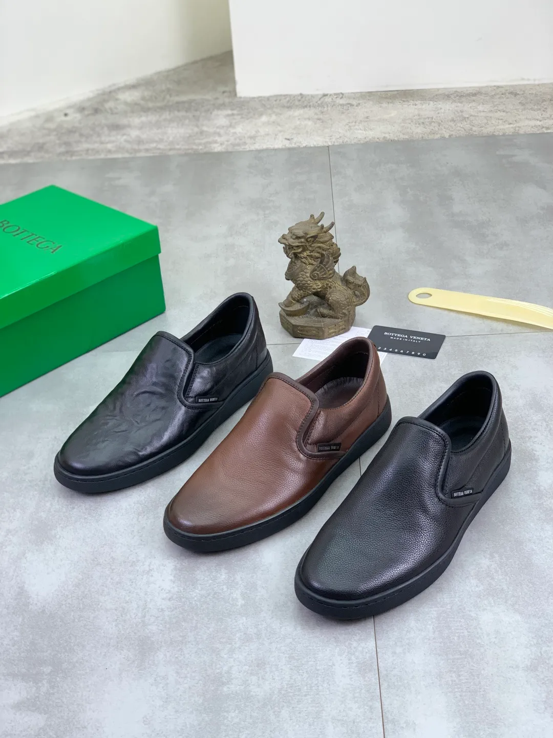 Men's shoes 💰P520 [New model] Water-dyed cow leather 💰High-quality business casual shoes 💎💎💎 BOTTEGA VENETA official website synchronizes the latest top version of BV in the market, accepts material comparison, shoe type comparison, process comparison, practical and textured, versatile and suitable for any occasion, the more you look at it, the more flavorful it becomes. Pure hand-woven craftsmanship - Upper material, hand-woven calfskin imported from Italy 🇮🇹 - High-quality water-dyed cowhide lining - Original private model customized outsole -Size: 39-45 Color: black or brown optional
